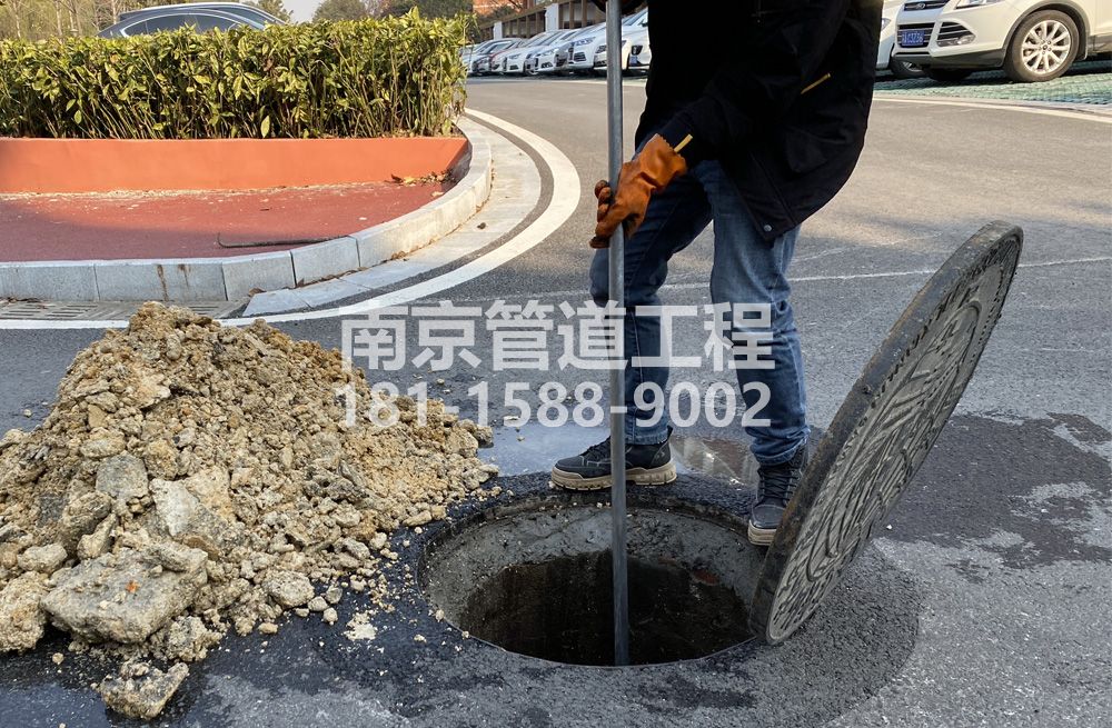 306南水新村管道油块清理