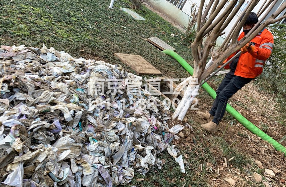 315南水新村化粪池垃圾清理